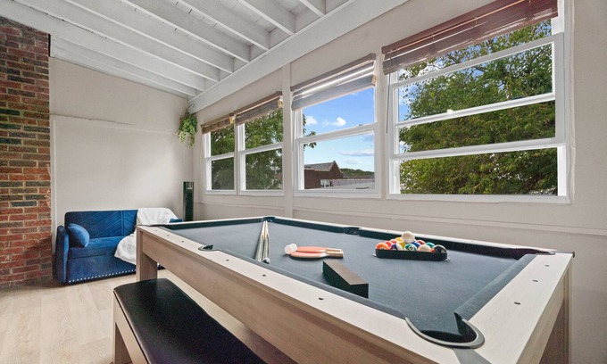 Fairlawn Copropriété | Stylish 1BR plus den Retreat, cozy, chic, pet-friendly...FREE PARKING