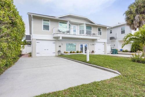 Isles of Capri Maison | Capri Charm Remodeled Oasis w/Heated Pool-Kayaks