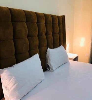Kinyozi Hôtel | Capsule Queens Luxury Studio