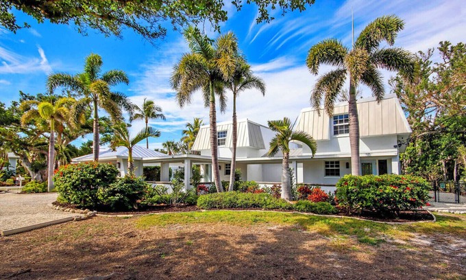 Shell Harbor Maison | Captain's Nest Sanibel, with Pergola on East End