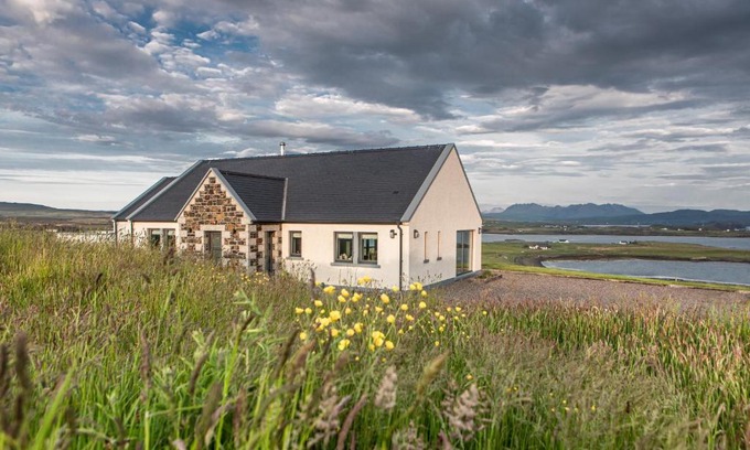 Roskhill Maison | Captain's Rest with Hot Tub and Sauna