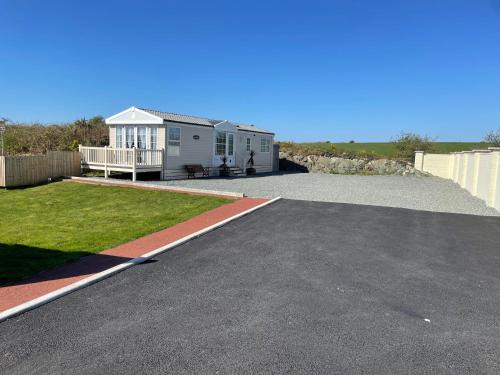 Caergeiliog Chalet De Ski | Captivating 2-Bed Static Caravan on Private land