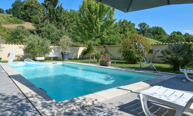 Saint-Genix-sur-Guiers Location De VR | Caravane 'Roulotte De Bohême - Praline' avec piscine partagée, Wi-Fi et climatisation