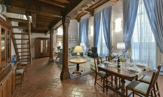 Santo Spirito Appartement | Caravaggio frescoed big loft in Oltrarno