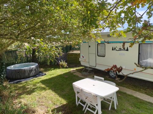 Apremont Autre | Caravane avec spa privatif en campagne