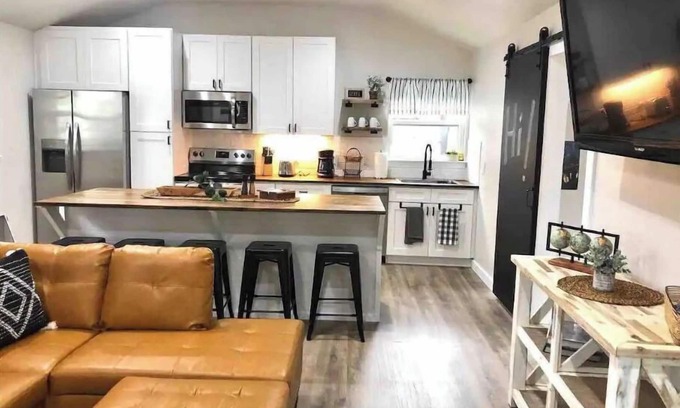 Austin Cabine | "Cardinal" cabin in 3acre tiny home resort w pool!