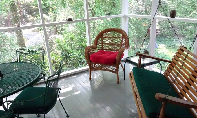 Hendersonville Maison | Cardinal Cottage-Woods, 10 acres, écureuils blancs, calme, très bien situé, spacieux