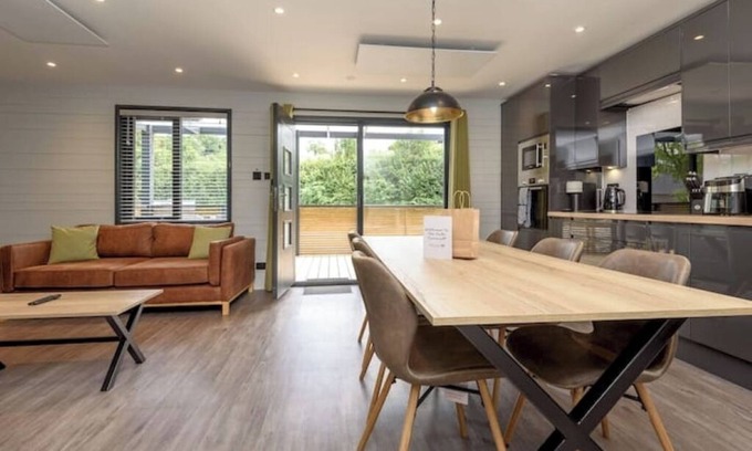 Looe Cabine | Cardinham Lodge 3 bedroom - max 6 occ - VP4