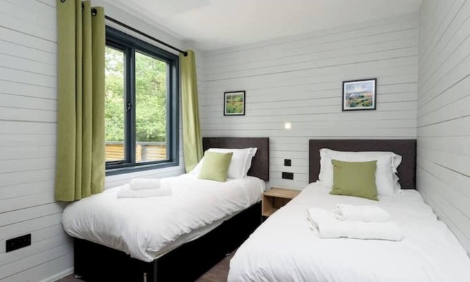 Looe Cabine | Cardinham Lodge (3 bedroom - max 6 occ) - VP8
