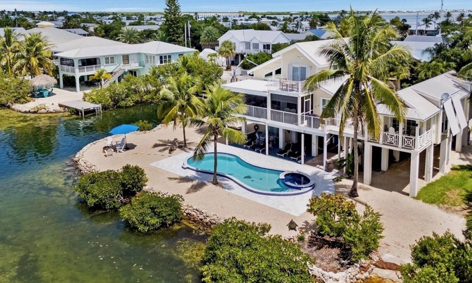 Cutthroat Harbor Estates Maison | **CAREFREE ON CUDJOE @ THE BAY** Waterfront Home & Pool + LAST KEY SERVICES…