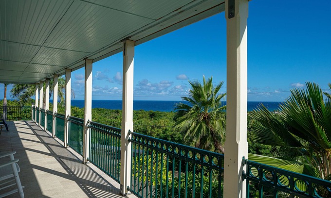 Estate Rust Up Twist Maison | Caribbean View, Double Queen Beds, plenty of Island Charm and breakfast