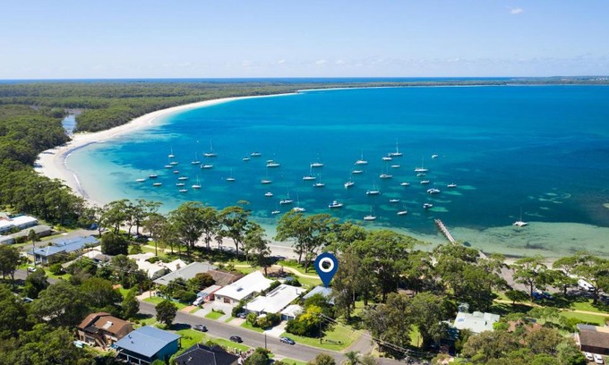 Callala Bay Maison | Carinya Beachfront welcomes Pets ducted AC free WiFi Smart TVs