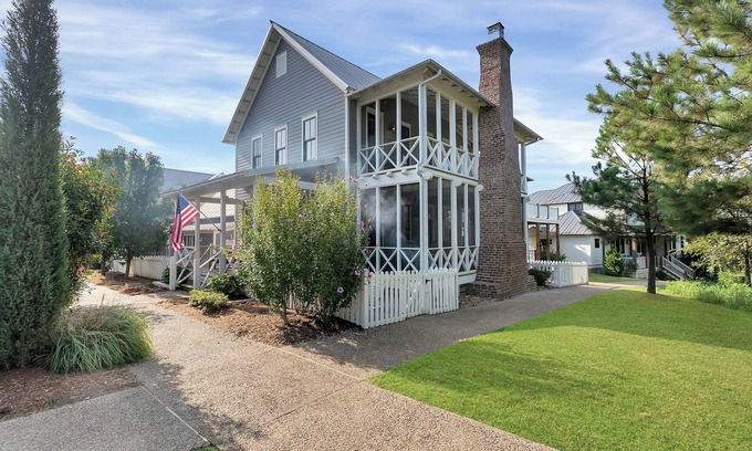 Hoyt Maison | CARLTON LANDING! 3-bedroom house with Partial lake views in Carlton Landing