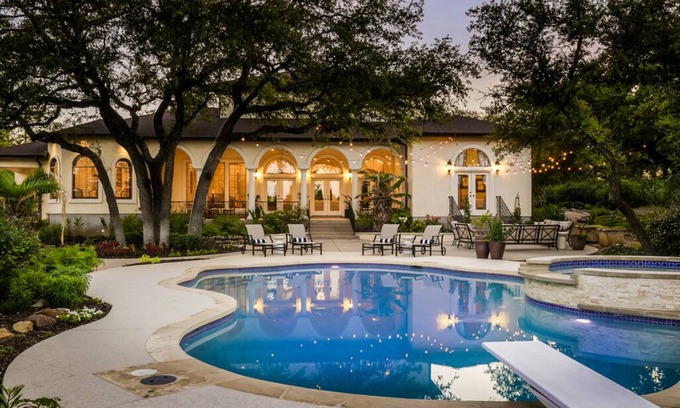 Georgetown Maison | Villa méditerranéenne! Maison de plus de 4000 pieds carrés avec piscine incroyable et espace extérieur