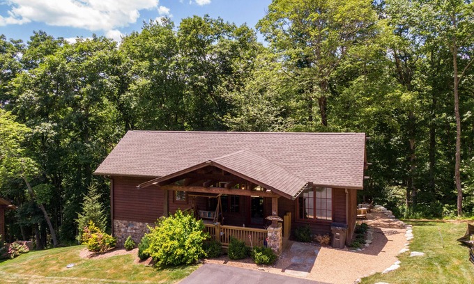 Blowing Rock Cabine | Carolina Wren Cottage NEW cabin near Blowing Rock with 2 suites and hot tub!