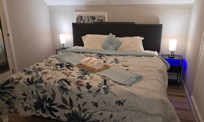 Fayette Copropriété | Carriage House by CMU - Upper Condo - Kitchen, King Bed, 65" TV Fast WiFi & AC