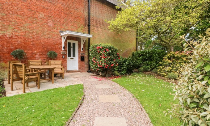Macclesfield Maison | CARRIAGE HOUSE, character holiday cottage, with a garden in Chelford