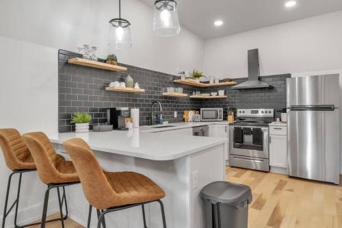 Front Park Appartement | Carriage House Loft - King Bed and Garage Parking