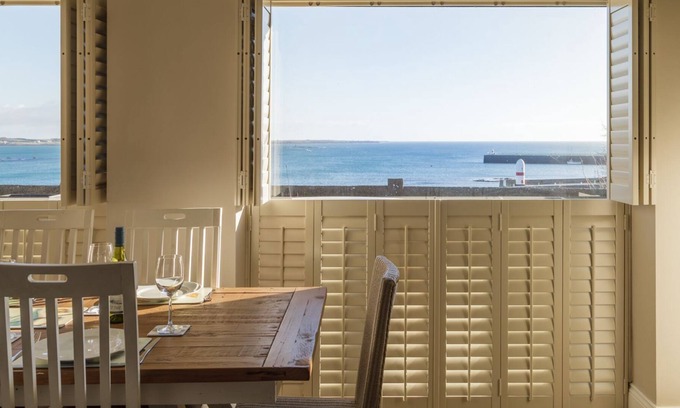 Port Saint Mary Appartement | Carrick Bay is a ground floor apartment and enjoys spectacular views of Port St Mary Bay and beyond.