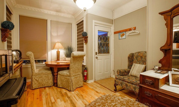 Queens Appartement | Cozy suite for 2, kitchenette, ground floor private entrance, centre Liverpool.