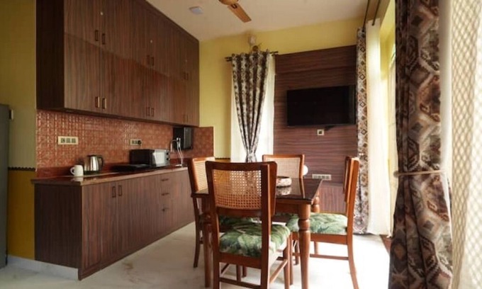 Cooke Town Appartement | 🌿 Casa Albela | Luxe 4BR Boho-Chic Suite with Balcony in Central Bangalore