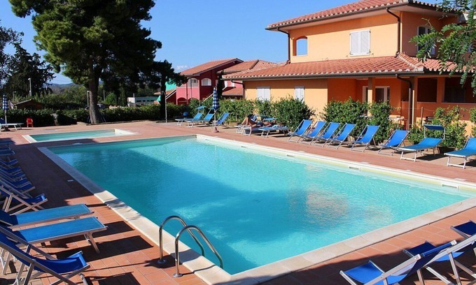 Puntone Maison | Casa Aliade E: Un appartement confortable qui fait partie d'une villa entourée de verdure.