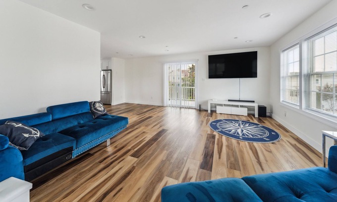 Freeport's Nautical Mile Maison | Casa Azul new modern 4.5 bd rm 2.5 bthrm getaway steps from nautical mile marina