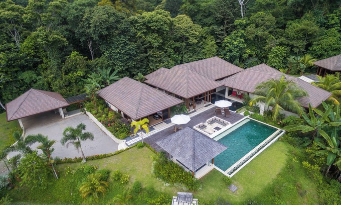 Dominical Maison | Casa Bellavia: Balinese Ocean-View Masterpiece on 25 Acres, Huge Pool, Fire Pit