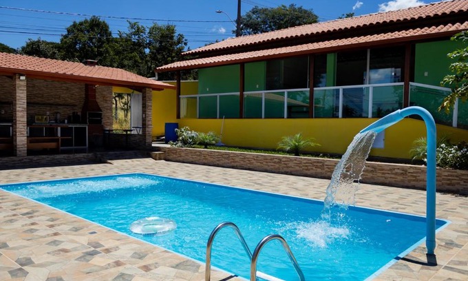 Confins Maison | Casa bem equipada com piscina,churrasqueira e WiFi