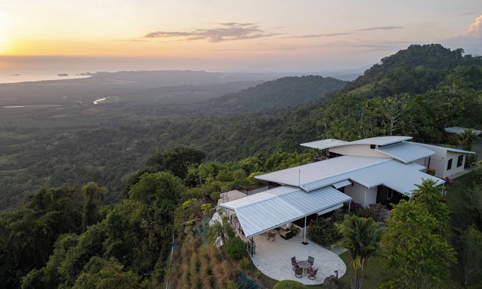 Portalon Maison | Casa Bendecida – The Blessed House in the Beautiful Hills of Portalon!