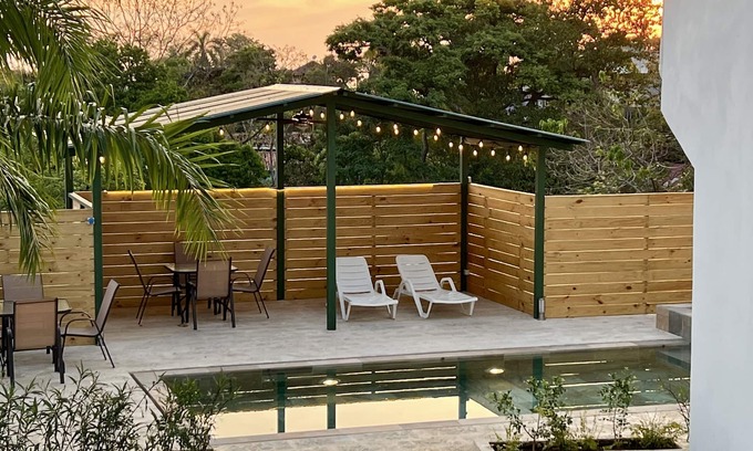 Manuel Antonio Maison | Casa Blanca: 6 Apartments, Central, Pool, Jacuzzi, Rancho & Secure Parking