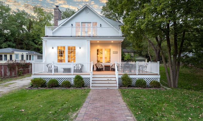 Miller Beach Maison | Casa Blanca in Miller Beach!