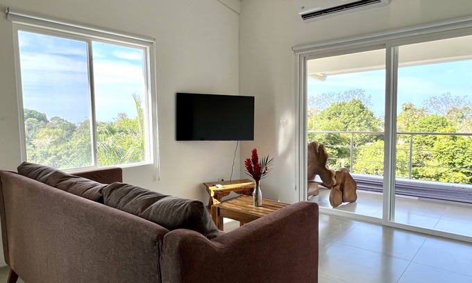 Manuel Antonio Appartement | Casa Blanca Manuel Antonio B2: Cozy & Secure 2-Br Apt, Central, Pool & Parking!