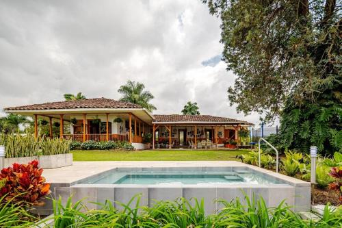 Alegrias Maison | Casa Campestre con Jacuzzi y 4 habitaciones en Pereira
