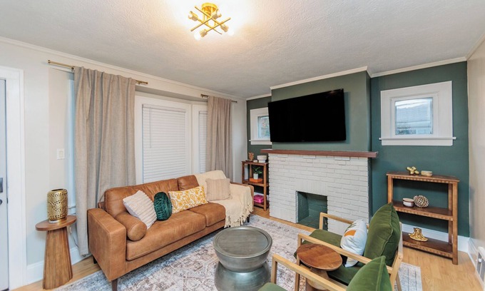 Cleveland Maison | Casa CLE clean updated 2 bedrm home West Cleveland, pet friendly, fenced in yard