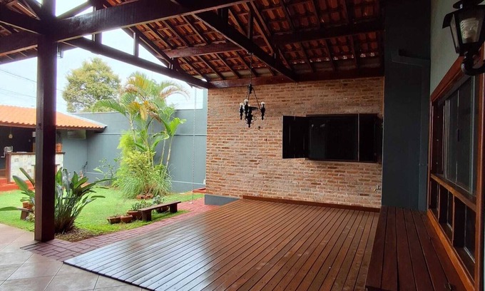 Sao Carlos Autre | Casa com ares de campo na cidade. Deck com redes e bancos, jardim e quiosque.