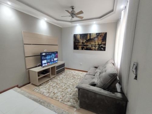 Jardim Gurilandia Maison | Casa com garagem, ar condicionado, sala tv e jantar, cozinha completa e lavanderia