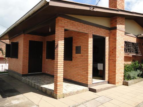 Cambara do Sul Maison | Casa Completa, 300m da Praça, Wi-Fi, 130m quadrados, 4 Camas de Casal, 4 Quartos, Até 11 Pessoas, Quintal com Vasta Área Verde, Varanda nos Fundos, Garagem Coberta 1 Carro, Estacionamento Interno 2 Carros, Churrasqueira, Fogão a Lenha