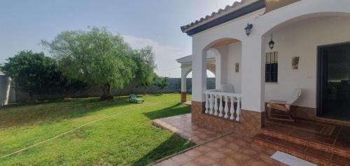 Chipiona Maison | Casa con jardin privado en primera linea de playa