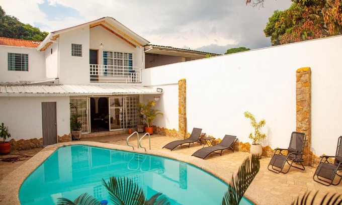 Cali Maison | Casa con piscina privada en Cali, cerca a Cosmocentro