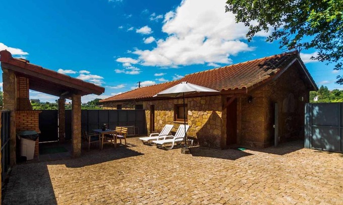 Codecoso Maison | Casa das Vinhas Camélias de BastoTurismo Rural