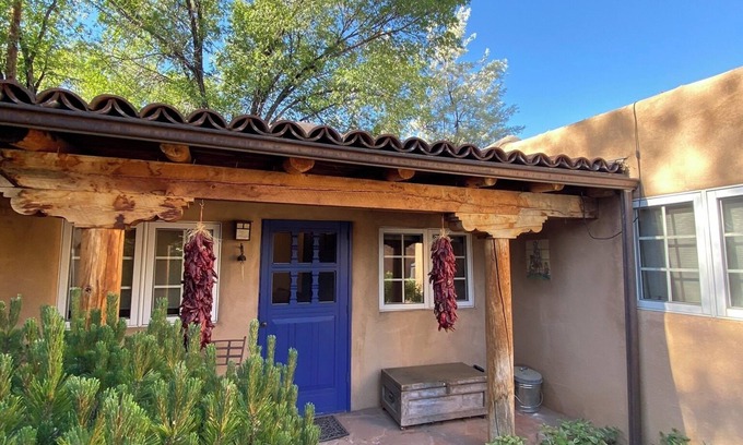 Taos Maison | Casa De Flores: charmant Adobe restauré sur le Ledoux historique