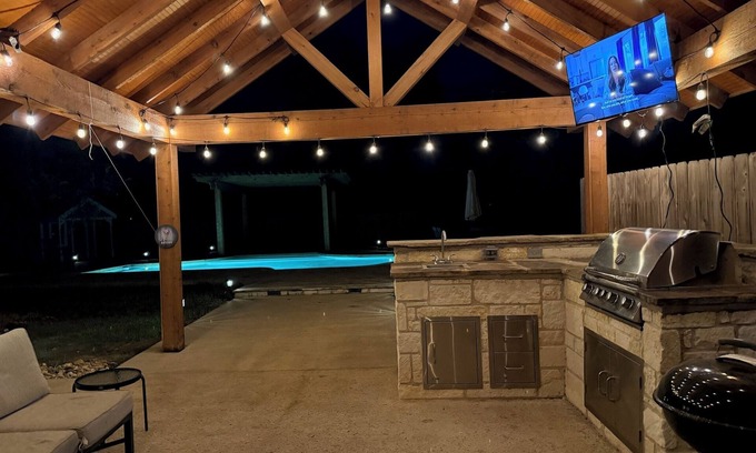 College Hills Estates Maison | Casa de Howdy in College Station! Pool and Pavilion! 2 miles from Kyle Field!