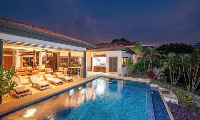 Coco Maison | Casa de la Buena Vista, a true Bird of Paradise perched high atop the peninsula between the Bays of Hermosa and Coco.