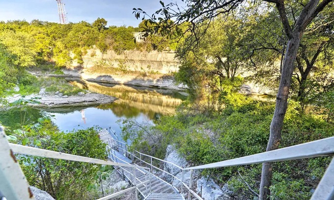 Clifton Maison | Casa del Lago! Lakefront Retreat with Semi-Private Cove, Deck, and Firepit - Ideal for R&R!