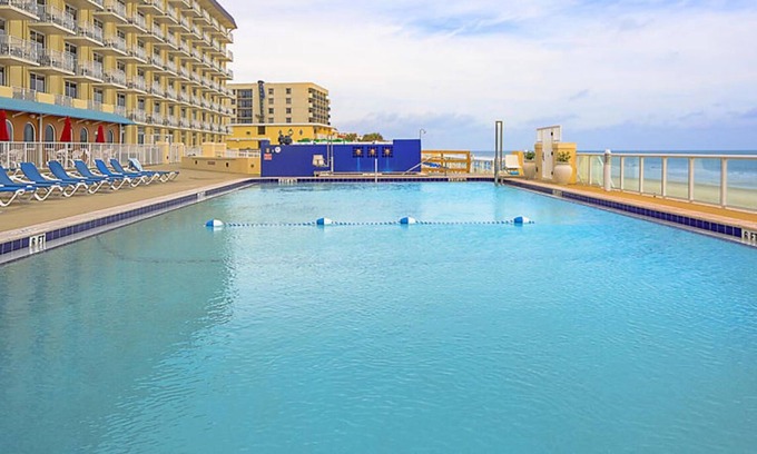 Volusia County Station Balnéaire | Casa Del Mar Beach Resort, Just steps from the ocean