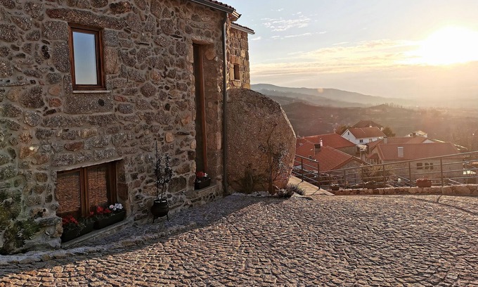Linhares Maison | Casa do Penedo/ Retiro no Castelo e Centro da Aldeia