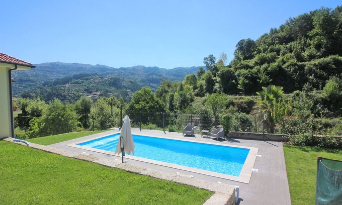 Rio Caldo Chalet De Ski | Maison moderne avec piscine à Gerês