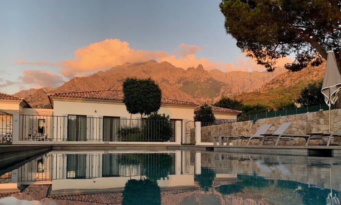 Calenzana Villa | Casa Dumè villa neuve climatisée, cœur village, jardin, piscine, mer et montagne