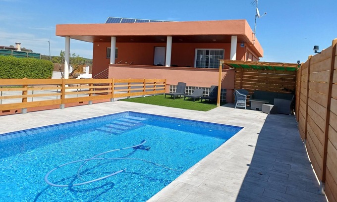 Caldes de Malavella Chalet De Ski | Casa "El Roble" Piscina, Barbacoa, Jardín, Wifi y Parking Gratis
